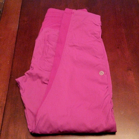 LIKE NEW bright pink lululemon crops - Picture 8 of 10